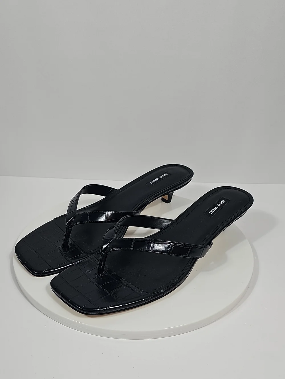 NIB Nine West Cassa Black Croc Embossed Kitten Heel Thong Sandals 12 Modern Work